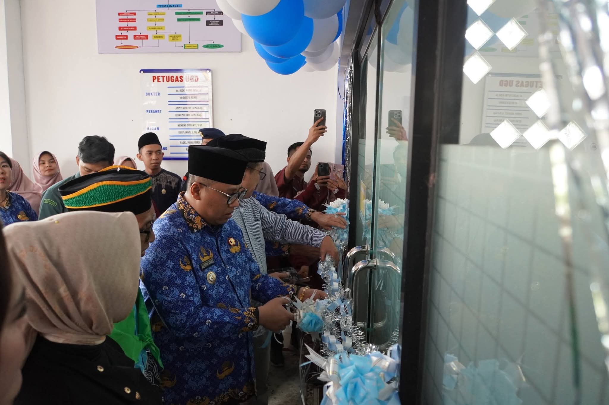 Wako Hendri saat  menggunting pita peresmian Puskesmas